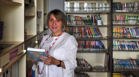 Mª Jesús Ollobarren en la biblioteca del colegio Juan Bautista Irurzun de Peralta