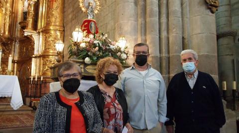 CON LA VIRGEN DEL PILAR. Mariví Remón Moriones, Mª Antonia López Martínez, Carlos Learte Soteras y Luis Ruiz Zalba, miembros de la junta de la Colonia Aragonesa de Sangüesa (falta Pili Sánchez Cano)