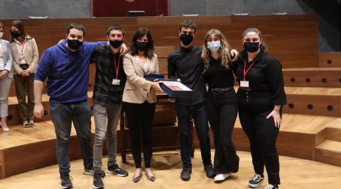 El equipo del IES Toki Ona de Bera El equipo del IES Toki Ona, clasificado en segundo lugar, posan con la vicerrectora de la UPNA Begoña Pérez Eransus