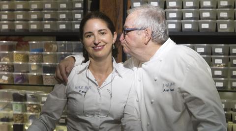 og Elena Arzak junto con su padre Juan Mari en su restaurante de San Sebastián.