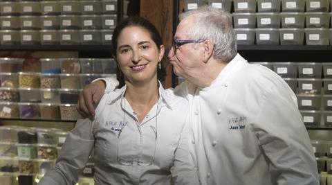 Elena Arzak junto con su padre Juan Mari en su restaurante de San Sebastián.