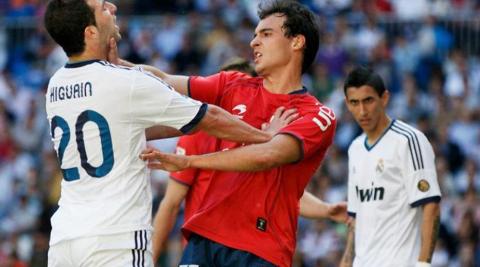 Unai García, cara a cara con Higuaín en ese Real Madrid-Osasuna que cerró la temporada 2012-2013
