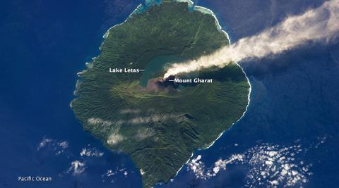 Volcán Gaua, en las islas de Vanuatu, visto desde el espacio