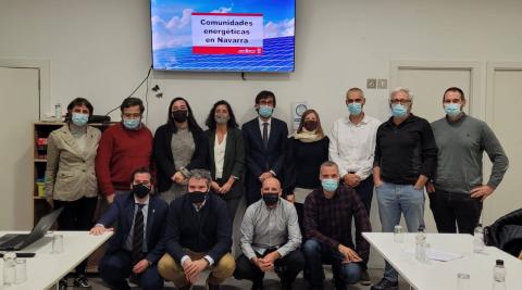 Foto de familia de la visita, ayer, a la comunidad energética de Esparza de Galar Foto de familia de la visita, ayer, a la comunidad energética de Esparza de Galar