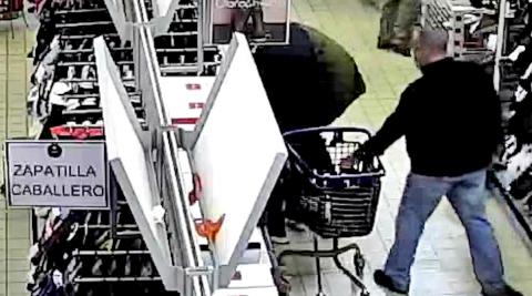Detenido un carterista que operaba en varios supermercados.