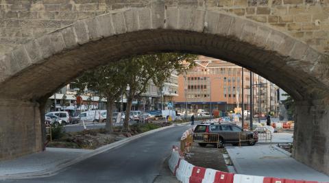 NUEVA ACERA Y CARRIL BICI Bajo el puente de la vía comienza una nueva acera, como se ve en la imagen, y, junto a ella, el carril bici