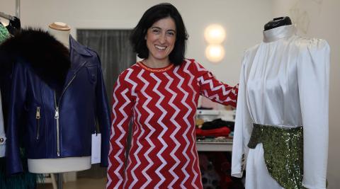 Desirée Arellano, posa en su galería de moda junto a algunas prendas Matsu Studio Desirée Arellano, posa en su galería de moda junto a algunas prendas Matsu Studio