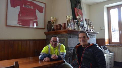 Fernando Goya y Miguel José Lekuona, junto a la camiseta de Aimar Fernando Goya y Miguel José Lekuona, junto a la camiseta de Aimar