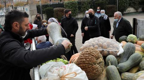 Además de 2.200 kilos de patatas también se enviaron nueces, manzanas, cebollas, berzas y calabazas