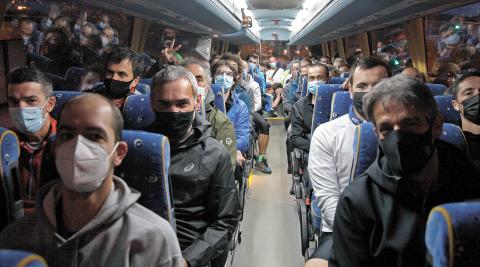 behobia Una edición más AEDONA fletó -y llenó- un autobús para los interesados en acudir a la carrera guipuzcoana
