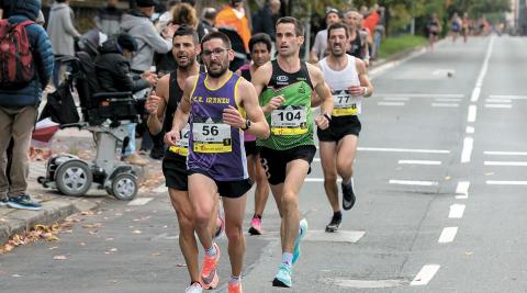 behobia Jon Andoni Lorenzo Soria (CA Iranzu), tirando de un grupo en el que corría Joseba Elizagoyen (Beste Iruña)