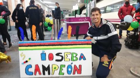 IosebaPamplona Ioseba Fernández con el cartel de bienvenida en la estación del Renfe de Pamplona a su llegada