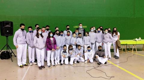 LasoGrupo Foto de grupo tras el homenaje a Unai Laso en el frontón de Viscarret