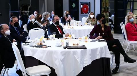Javier Esparza y Elma Saiz compartieron mesa en el acto de presentación de la encuesta