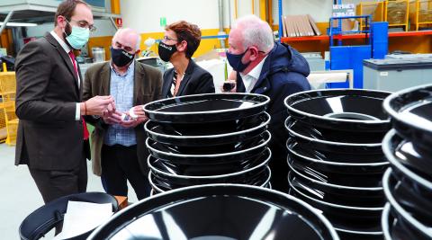 Guillermo Redrado, vicepresidente de ATP, muestra parte de las luminarias a María Chivite y José María Aierdi, presidenta y consejero del Gobierno de Navarra, respectivamente, y al alcalde del Valle de Ezcabarte, Pedro Lezáun (a la derecha) Guillermo Redrado, vicepresidente de ATP, muestra parte de las luminarias a María Chivite y José María Aierdi, presidenta y consejero del Gobierno de Navarra, respectivamente, y al alcalde del Valle de Ezcabarte, Pedro Lezáun (a la derecha)