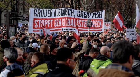 Decenas de miles de personas protestaron en Viena contra el confinamiento general impuesto en Austria Decenas de miles de personas protestaron en Viena contra el confinamiento general impuesto en Austria