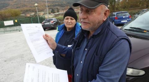 Dimcho Dimov muestra el informe emitido por el servicio base del Ayuntamiento de Barañáin y la queja ante el Defensor del Pueblo Dimcho Dimov muestra el informe emitido por el servicio base del Ayuntamiento de Barañáin y la queja ante el Defensor del Pueblo