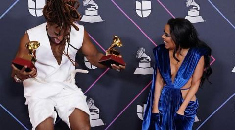 Yotuel Romero junto a Beatriz Luengo y portando los dos premios Grammy por la canción 'Patria y vida' Yotuel Romero junto a Beatriz Luengo y portando los dos premios Grammy por la canción 'Patria y vida'