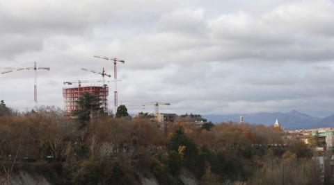 En el nuevo perfil que ofrece el solar de Salesianos, la primera de las torres mira “por encima del hombro” a la Catedral de Pamplona, a la derecha de la imagen En el nuevo perfil que ofrece el solar de Salesianos, la primera de las torres mira “por encima del hombro” a la Catedral de Pamplona, a la derecha de la imagen
