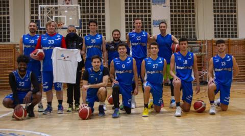 Los jugadores del Megacalzado, de la Liga EBA, con la camiseta Los jugadores del Megacalzado, de la Liga EBA, con la camiseta