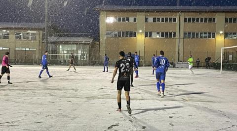 Un momento del partido Beti Kozkor-Valle de Egüés, bajo la nieve Un momento del partido Beti Kozkor-Valle de Egüés, bajo la nieve