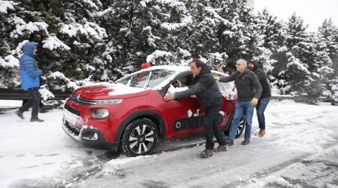 Nieve en Navarra Varias personas ayudan a los vehículos atrapados en la avenida de Navarra