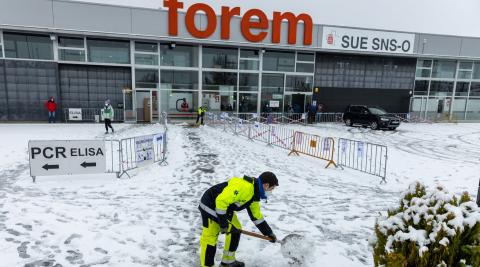 Un operario, quitando nieve este domingo en el acceso a Forem, en Mutilva Un operario, quitando nieve este domingo en el acceso a Forem, en Mutilva
