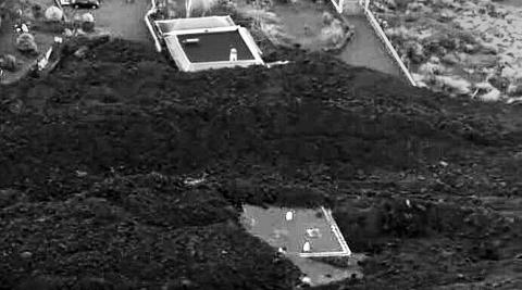 4 DE NOVIEMBRE La edificación (arriba) y el terreno tras el paso de la lava, en una imagen del Cabildo 4 DE NOVIEMBRE La edificación (arriba) y el terreno tras el paso de la lava, en una imagen del Cabildo