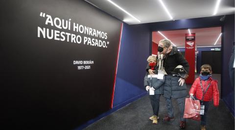 homenaje david beriáin La madre de David Beriáin, Angelines, junto a sus sobrinos Mikel y Aimar junto a la frase que se resalta antes de pisar el césped