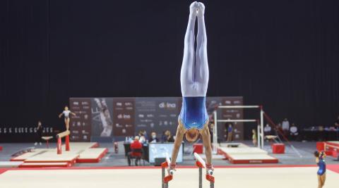Un gimnasta, durante la competición de ayer Un gimnasta, durante la competición de ayer