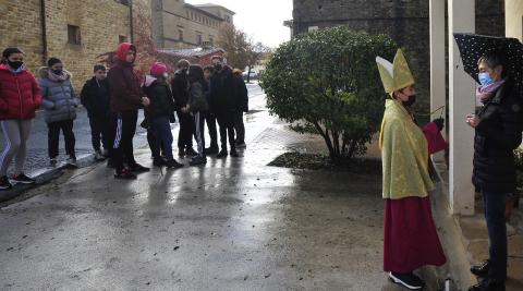 El obispillo de Barásoain bendice a una vecina ante la mirada de sus compañeros El obispillo de Barásoain bendice a una vecina ante la mirada de sus compañeros