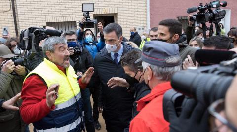 El vecino de la calle La Fuente José Feliciano Osés -a la izda.- muestra su malestar al presidente El vecino de la calle La Fuente José Feliciano Osés -a la izda.- muestra su malestar al presidente
