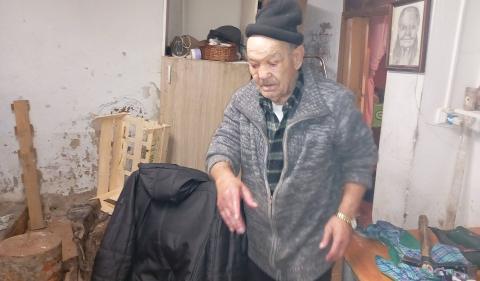 Prudencio Abadiano Abadiano, en la cocina de su casa, con los mueble amontonados