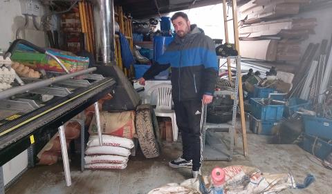 Daniel Glaría Seminario señala hasta donde llegó el agua dentro de su bajera