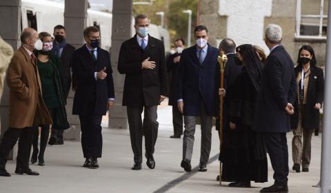 La vicepresidenta segunda y ministra de Trabajo y Economía Social, Yolanda Díaz; el presidente de la Xunta de Galicia, Alberto Núñez Feijóo; el Rey Felipe VI; el presidente del Gobierno, Pedro Sánchez; y la ministra de Transportes, Movilidad y Agenda Urb La vicepresidenta segunda y ministra de Trabajo y Economía Social, Yolanda Díaz; el presidente de la Xunta de Galicia, Alberto Núñez Feijóo; el Rey Felipe VI; el presidente del Gobierno, Pedro Sánchez; y la ministra de Transportes, Movilidad y Agenda Urbana, Raquel Sánchez, en el acto de inauguración de la línea de AVE Madrid-Galicia, en la Estación