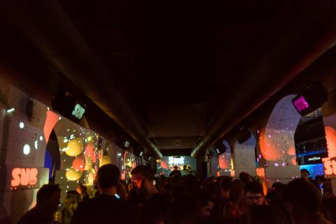 Subsuelo foto JL Vision, de Vitoria es el encargado de proyectar un videmapping durante la fiesta ochentera
