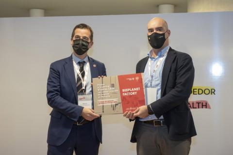 CEIN irujo premio El consejero Cidudosa entrega los reconocimientos a representantes de Vitio Medical y AED Training Box