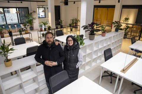 Nicolás Aznárez y Patricia Arruiz, creadores de Miso Coworking en la calle Uztarroz