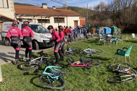 Un grupo de chicas aparca sus bicis en la explanada frente al restaurante Gau Txori Un grupo de chicas aparca sus bicis en la explanada frente al restaurante Gau Txori