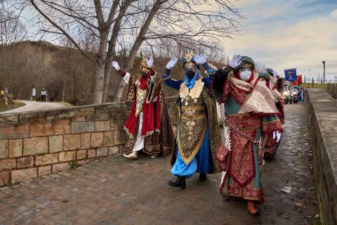 La cabalgata de los Reyes Magos a su paso por el Puente Viejo de Burlada La cabalgata de los Reyes Magos a su paso por el Puente Viejo de Burlada