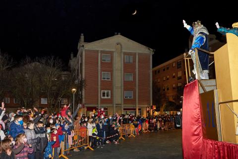 Brazos extendidos en el parque Erreniega para saludar al rey Melchor en su carroza Brazos extendidos en el parque Erreniega para saludar al rey Melchor en su carroza