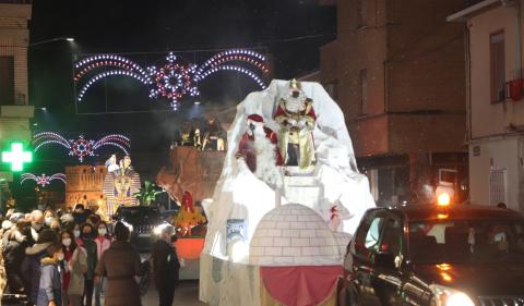 Los Reyes Magos saludan a los niños y niñas desde sus carrozas en Castejón Los Reyes Magos saludan a los niños y niñas desde sus carrozas en Castejón