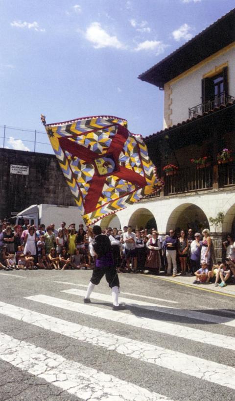 BANDERAS, PENDONES Y ESTANDARTES. No eran tanto un atributo de poder como un elemento de identidad para la movilización bélica de los ciudadanos o las visitas reales. En la foto, el tradicional baile de la bandera en el Roncal BANDERAS, PENDONES Y ESTANDARTES. No eran tanto un atributo de poder como un elemento de identidad para la movilización bélica de los ciudadanos o las visitas reales. En la foto, el tradicional baile de la bandera en el Roncal