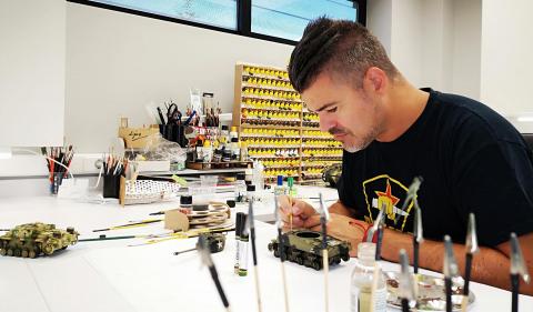 Mig Jiménez trabaja con una maqueta en el estudio Mig Jiménez trabaja con una maqueta en el estudio