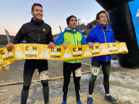 BertrandyBeunza Los navarros Thibaud Bertrand y Mikel Beunza, ambos del Txurregi, 'escoltan' al ganador David Castán.