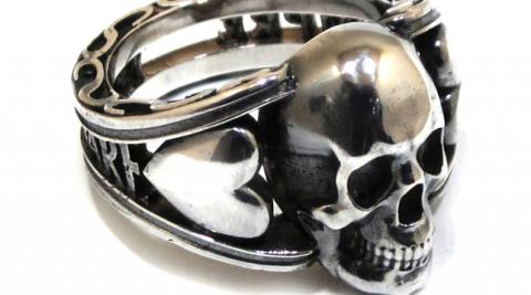 Anillo de plata con calavera y corazones
