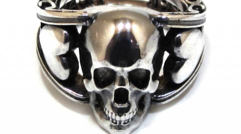 Anillo de plata con calavera y corazones
