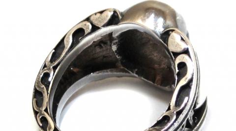 Anillo de plata con calavera y corazones