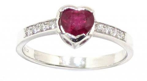 Anillo de oro blanco con brillantes y rubí