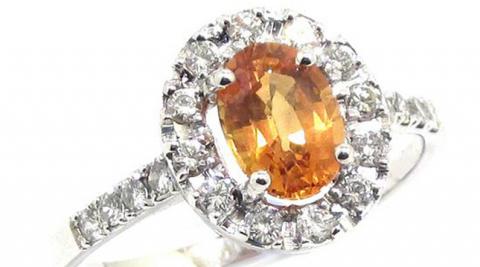 Anillo de oro blanco con brillantes y zafiro padparascha